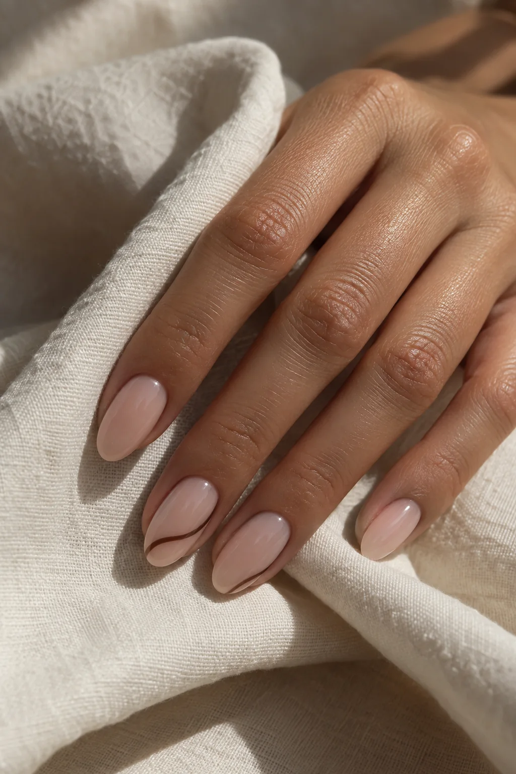 Inspiration de Nail art aux lignes fines chez LusBeauty près de Nancy